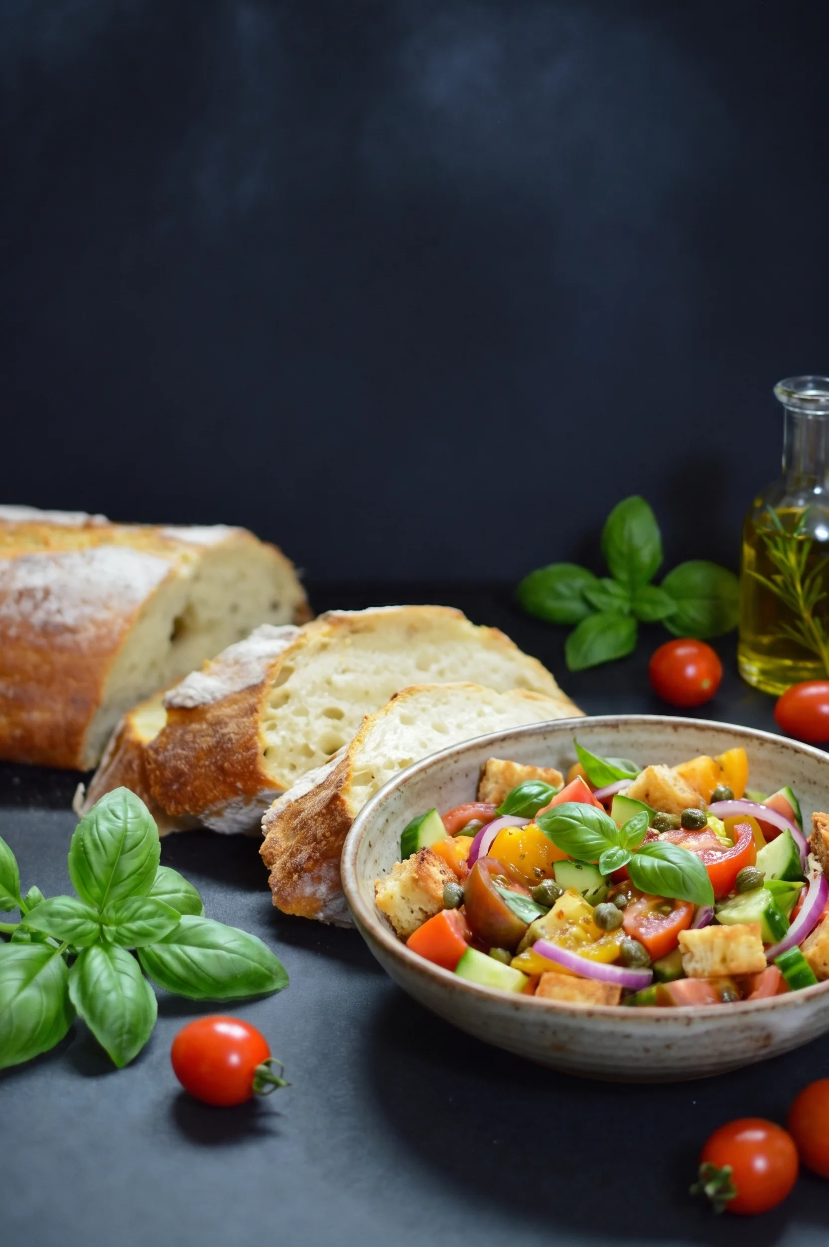 Panzanella salata sa kockama Divljeg hleba i svežim paradajzom.