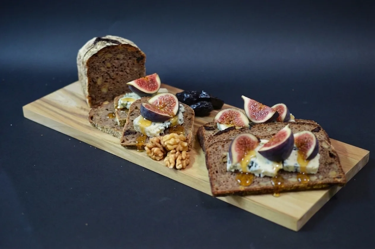 Kriška jesenjeg heljdinog hleba sa gorgonzola sirom i smokvama