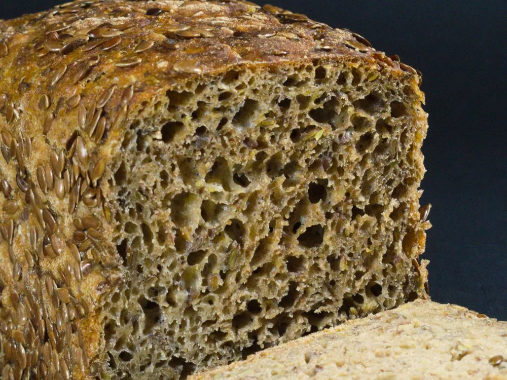 Sredina lanenog hleba 350g bogata proklijalim semenkama lana i mlevenim lanom - korica uvaljana u seme lana - Unimiller Pekara