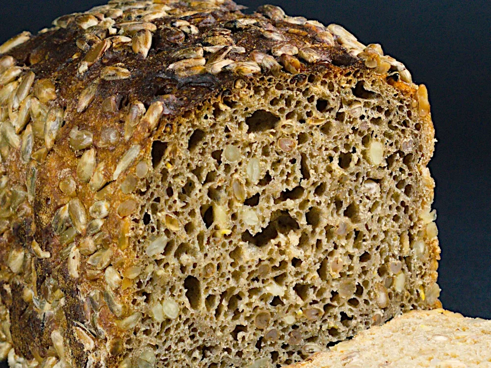Tekstura sredine raženog hleb sa semenkama suncokreta i proklijalim zrnima raži 400g - gusta i blago vlažna sredina - bogato semenkama - staklast presek zrna - Unimiller Pekara